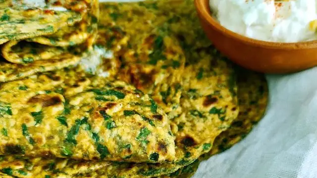 Gujarati Palak Thepla Recipe: हेल्दी एंड टेस्टी पालक थेपला रेसिपी