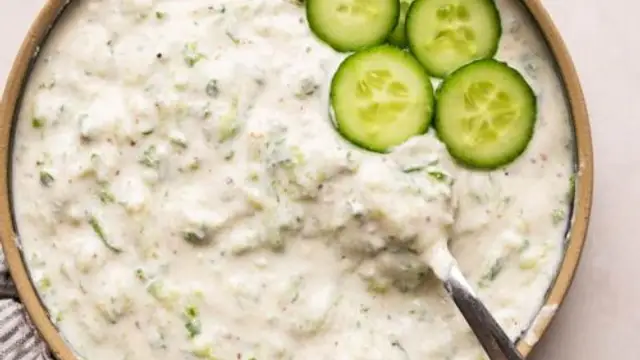 गर्मियों में ट्राई करें खीरे का रायता बनाने की आसान रेसिपी (Cucumber Raita Recipe)