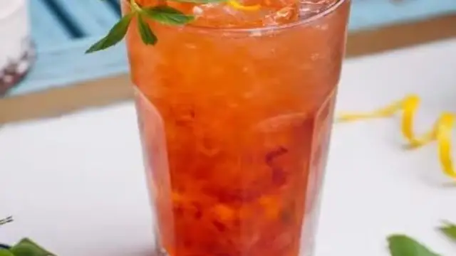 चिलचिलाती धूप से पाना चाहते हैं राहत, तो घर पर बनाएं Cool-Cool Berry Orange Soda