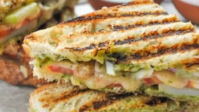 Jhatpat Recipe: प्याज और खीरे से झटपट तैयार करें टेस्टी, लजीज और स्वाद से भरी हुई सैंडविच