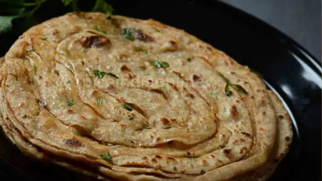Garlic Laccha Paratha Banane Ki Vidhi: घर‌ बनाएं मक्खन से भरपूर लच्छा पराठा