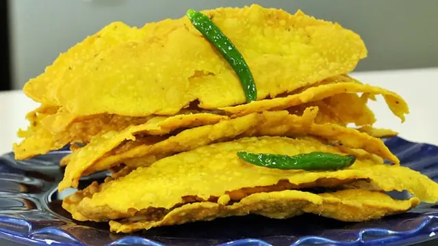 गुजराती स्टाइल में फाफड़ा बनाने की रेसिपी (Gujrati Fafda Recipe)
