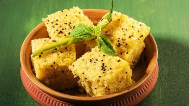 Moong Dal Dhokla Recipe: सेहत के लिए काफी फायदेमंद है मूंग दाल का ढोकला, बनाने में भी ज्यादा झंझट नहीं