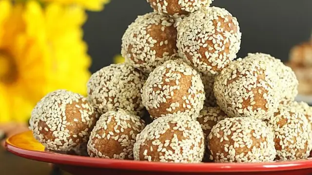 Til Ke Laddu Banane Ki Recipe In Hindi: मकर संक्रांति पर बनाएं तिल के स्वादिष्ट लड्डू