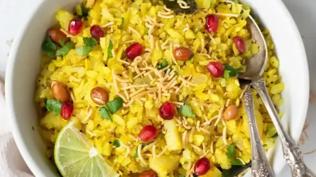 Indori Usal Poha Recipe In Hindi – नाश्ते में बनाएं इन्दौरी उसल पोहा