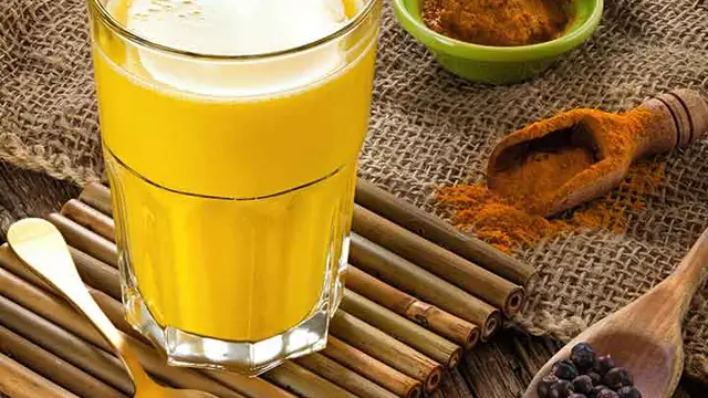 हल्दी वाले दूध के सेवन से होते हैं ये नुकसान, अगर नहीं जानते हैं तो जान लें