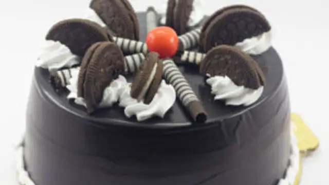 बिस्कुट से 10 मिनट में बनाएं ओरियो ट्रफल केक (Oreo Truffle Cake Recipe)