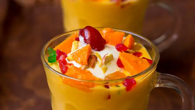 गर्मियों में जरुर ट्राई करें मैंगो मस्तानी की आसान रेसिपी (Mango Mastani Recipe)