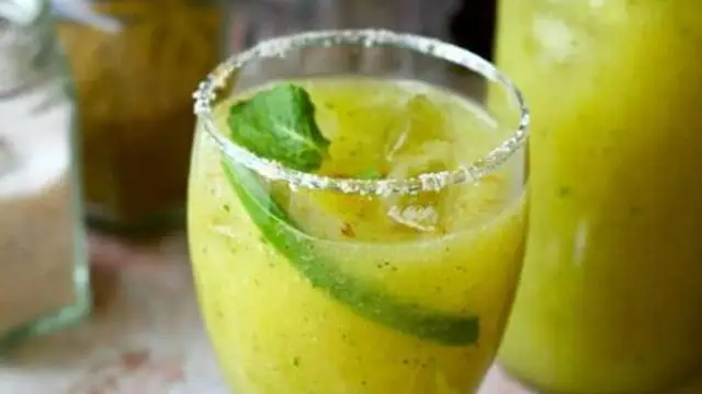 गर्मी में बनाएं स्वादिष्ट आम पना (Aam Panna Recipe)