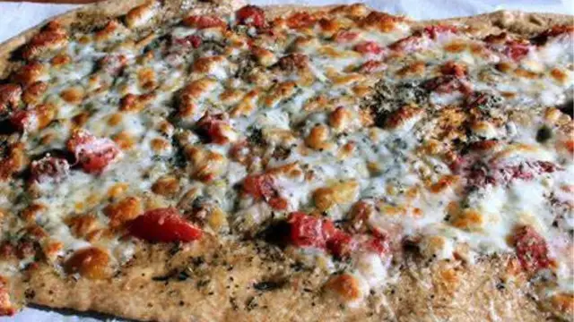 Wholegrain Pizza Recipe In Hindi – स्नैक्स में बनाएं आटे का पिज्जा