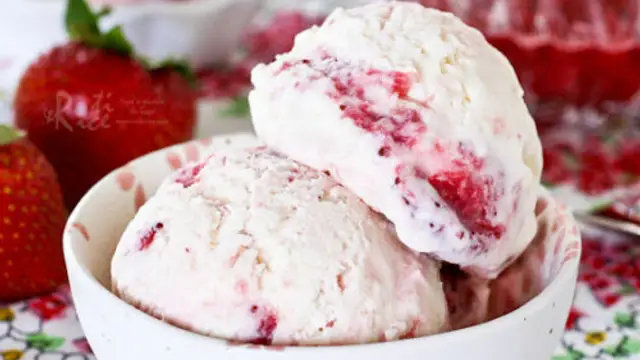 गर्मियों में ट्राई करें स्टॉबेरी आइसक्रीम बनाने की रेसिपी (Strawberry Ice cream Recipe)