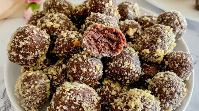 बच्चों के लिए झटपट बनाएं चॉकलेट पीनट मिठाई (Chocolate Peanut Mithai Recipe)