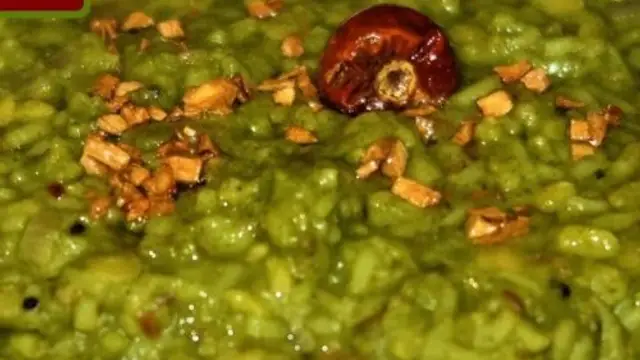 डिनर में खाना है कुछ हल्का-फुल्का, तो बनाए हेल्दी दाल पालक खिचड़ी (Palak Dal Khichdi Recipe)