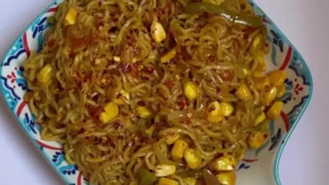 तड़का लहसुन शेज़वान मैगी रेसिपी ( Tadka Lehsun Schezwan Maggi )