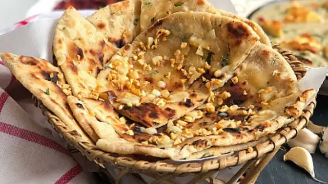 Chilli Cheese Naan Recipe: होटल जैसा स्वादिष्ट चिली चीज नान रेसिपी