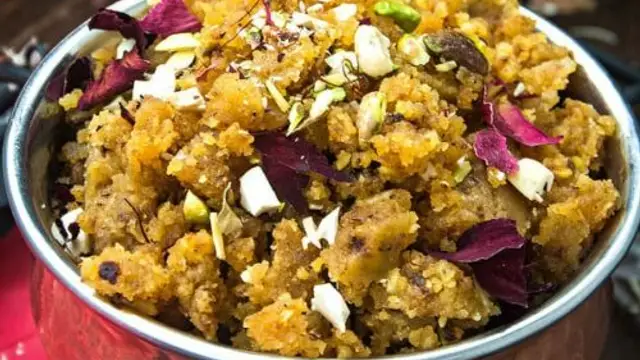 राजस्थानी स्टाइल में बनाएं मूंग दाल का लजावाब हलवा (Moong Dal Halwa Recipe)