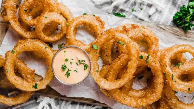 Fried Onion Rings Recipe In Hindi – स्नैक्स में बनाएं फ्राइड ओनियन रिंग्स