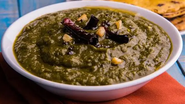 Sarso Ki Saag Recipe In Hindi: ठंडी के मौसम में खाएं सरसों का साग