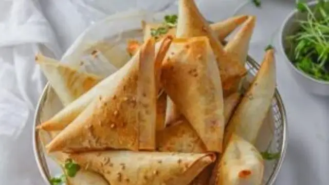 स्नैक्स में फटाफट से बनाएं पापड़ समोसा (Papad Samosa Recipe)