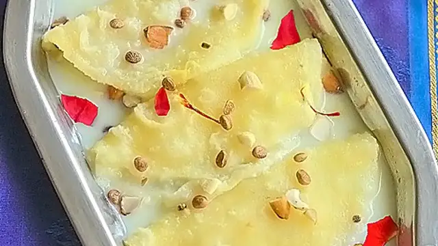 मदर्स डे पर ट्राई करें पाल पोली की आसान रेसिपी (Paal Poli Recipe)