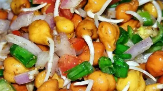 डाइटिंग पर हैं तो इस तरह बनाकर खाएं स्प्राउट्स और चने, वजन घटाने में होगी आसानी
