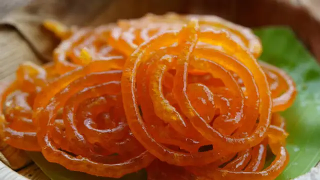 Kesar Jalebi Recipe: आने वाले किसी भी खास मौके पर बनाएं केसर जलेबी से रिश्ते में घुल जाएगी मिठास, जान लें रेसिपी