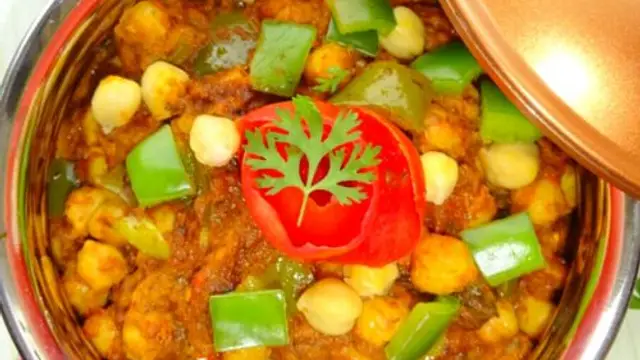 लंच में ट्राई करें चना दाल और शिमला मिर्च की सब्जी (Capsicum and Chana dal Sabji Recipe)
