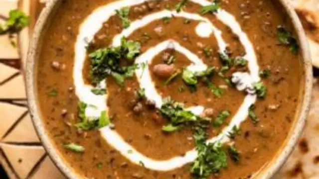 लंच में उड़द की दाल से बनाएं स्पेशल दाल मखनी (Dal Makhani Recipe)