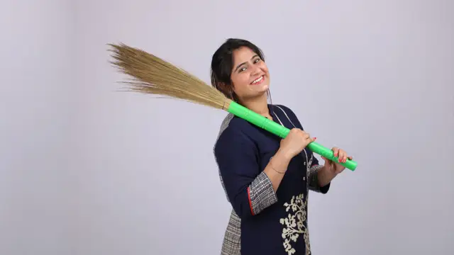 घर की इस दिशा में भूलकर भी न रखें झाड़ू, हो सकता है भारी नुकसान