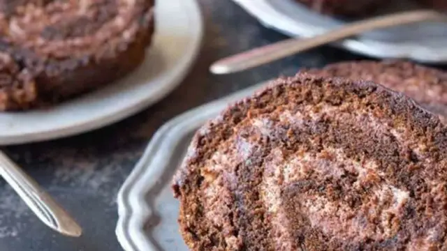 10 मिनट में बनाएं चॉकलेट केक रोल्स (Chocolate Cake Rolls Recipe)
