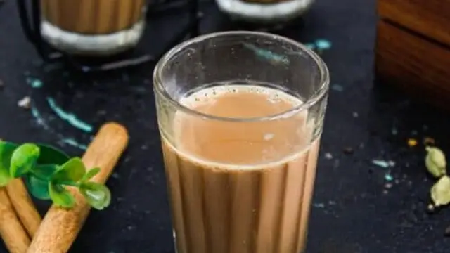 चाय में अदरक कूटकर डालें या किसकर? आप भी जानें इसका सही तरीका