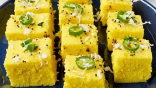 बेहद ही कम समय में बनकर तैयार होता है गुजराती खमण ढोकला, ये है आसान रेसिपी