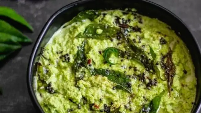 धनिया और नारियल की स्वादिष्ट चटनी बनाने की रेसिपी (Coriander Coconut Chutney Recipe)