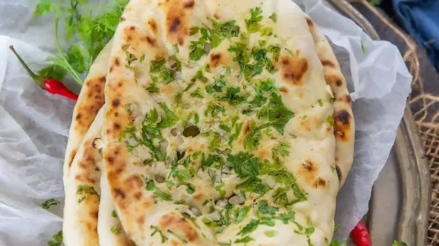 ट्राई करें मुलायम और स्वादिष्ट गार्लिक नान, घर पर बनाना हुआ बिल्कुल आसान (Garlic Naan Recipe)