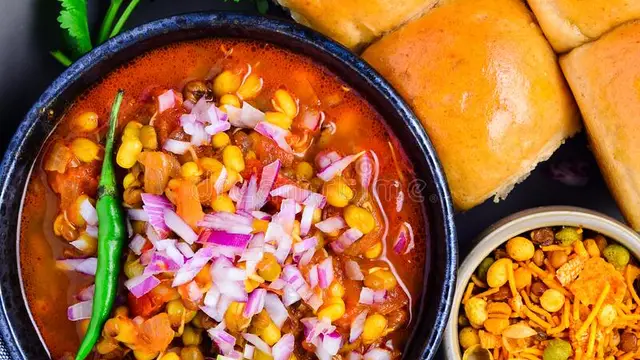 मिसल पाव रेसिपी (Misal Pav Recipe)