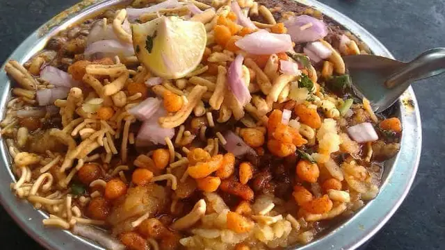 नाश्ते में इंदौरी उसल पोहे खिलाकर घरवालों को करें खुश, बेहद आसान है इसकी Recipe
