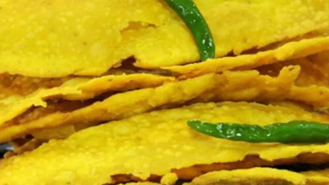Gujarati Fafda Recipe: बनाकर स्टोर कर लें गुजराती फाफड़ा, बेहद आसान हैं इस फरसान की रेसिपी