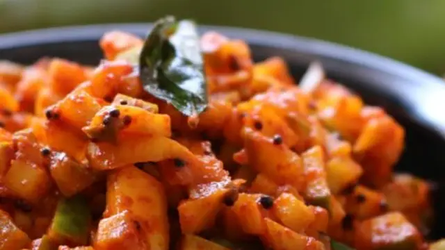 गर्मियों में झटपट बनाएं कच्चे आम का चटपटा अचार (Raw Mango Pickle Recipe)