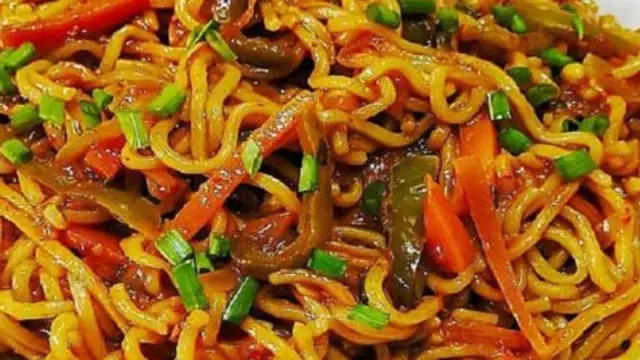 Chicken Hot Garlic Noodles: बच्चों को दें ट्रीट, घर पर बनाएं होटल जैसा चिकन हॉट गार्लिक नूडल्स, यहां जानें बनाने की विधि