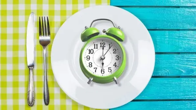 Health Tips: उपवास करने के हैं कई फायदे, शरीर और दिमाग दोनों रहते हैं फिट