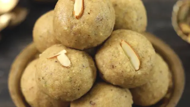 Atta Laddu Banane Ki Vidhi: मनमोहक आटा लड्डू बनाने की रेसिपी