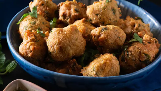 Snack Recipe: बारिश में खाएं गर्मागरम मेथी के पकोड़े, इस रेसिपी से घर पर आसानी से बनाएं