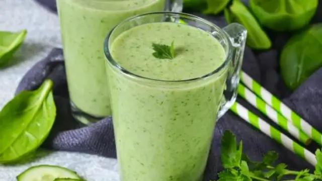 गर्मी में ग्लो बरकरार रखने के लिए पीएं ये हेल्दी शरबत (Cucumber Mint Smoothie Recipe)