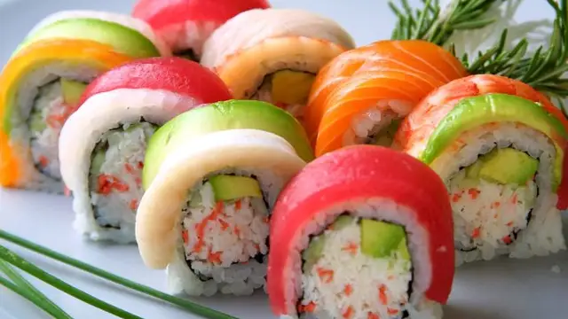 Sushi Recipe In Hindi – जापान की प्रसिद्ध डिश सुशी को घर पर बनाएं