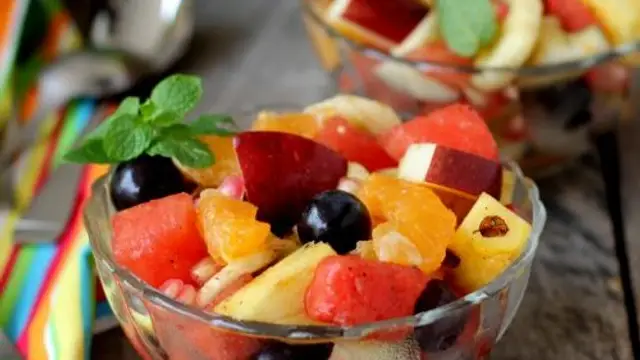 सीजनल फलों से बनाएं इंस्टेंट फ्रूट चाट (Fruit Chaat Recipe)