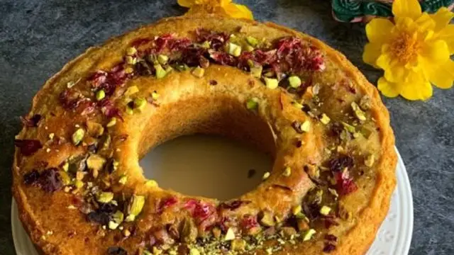 Gulab Jamun Cake: सिर्फ गुलाब जामुन ही नहीं उससे बना हुआ मजेदार केक भी करें महमानों को सर्व