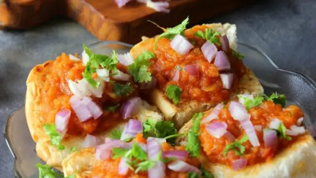 Masala Pav Recipe: रिमझिम बारिश में मजा लें चाय के साथ मसाला पाव का, आइए जानें इसकी रेसिपी