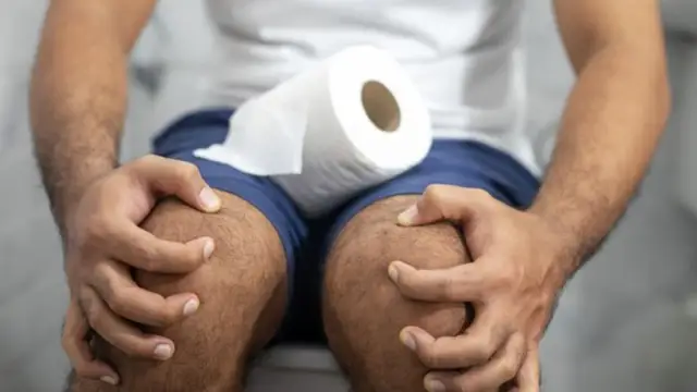 Health Tips: टॉयलेट में ज्यादा देर बैठना पड़ सकता है भारी, इस बीमारी का हो सकते हैं शिकार