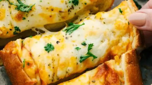 नाश्ते में ट्राई करें इस्टेंट गार्लिक ब्रेड की रेसिपी (Garlic Bread Recipe)