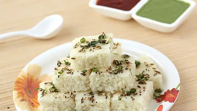 Sooji Dhokla Recipe: नाश्ते में बनाएं गुजराती स्टाइल सूजी का ढोकला